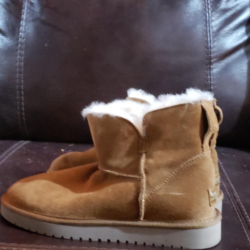 Brand new tan koolaburra by uggs size 8